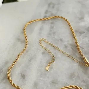CHOKER CORDÃO BAIANO COM 3MM DE ESPESSURA. 35CM DE COMPRIMENTO E 10CM DE REGULAGEM. BANHADA A OURO 18K.