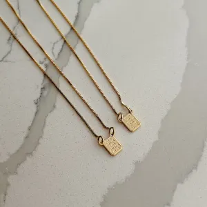 COLAR ESCAPULÁRIO SAGRADO CORAÇÃO DE JESUS. 65CM DE COMPRIMENTO. PLAQUINHA COM 0,8CM. BANHADO A OURO 18K.
