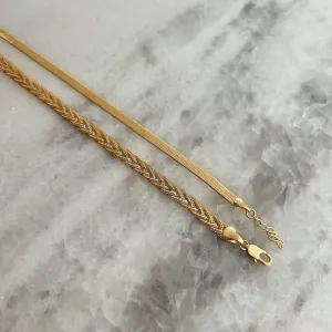 PULSEIRA TRANÇADA. 5MM DE ESPESSURA E 19CM DE COMPRIMENTO. BANHADA A OURO 18K.