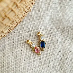 PINGENTE MENINO COM PEDRA AZUL. BANHADO A OURO 18K.