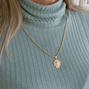 PINGENTE CRUZ COM LEÃO. BANHADO A OURO 18K.