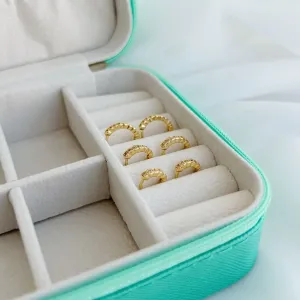 ARGOLA CRAVEJADA CLÁSSICA. TAMANHO P.  BANHADA A OURO 18K.