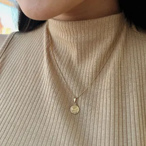 PINGENTE PROFISSÃO COSTUREIRA. BANHADO A OURO 18K.