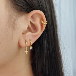 BRINCO ARGOLA COM PINGENTE DE CRUZ DETALHADA BANHADA A OURO 18K.
