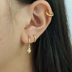 BRINCO ARGOLA COM PINGENTE DE MORANGO. BANHADA A OURO 18K.