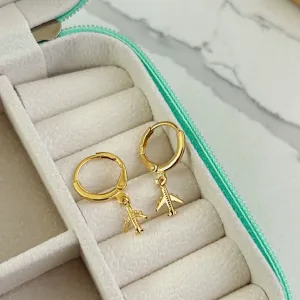 ARGOLA COM PINGENTE DE AVIÃO. BANHADA A OURO 18K.