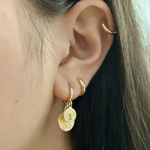 BRINCO ARGOLA COM PINGENTE COM 2 MEDALHAS DE SÃO BENT BANHADA A OURO 18K.