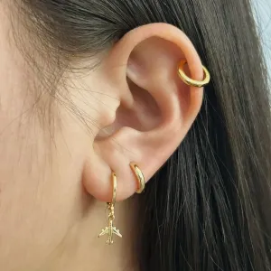 ARGOLA COM PINGENTE DE AVIÃO. BANHADA A OURO 18K.