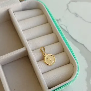 PINGENTE PROFISSÃO ESTILISTA. BANHADO A OURO 18K.