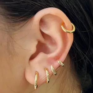 ARGOLA LISA BÁSICA. TAMANHO P. BANHADA A OURO 18K.