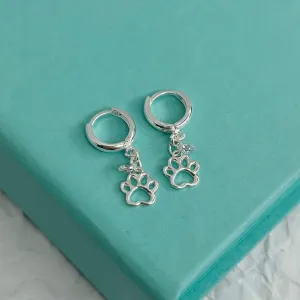 ARGOLA COM PINGENTE DE PATINHA VAZADA E PONTO DE LUZ. EM PRATA 925.