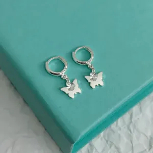 ARGOLA COM PINGENTE DE BORBOLETA E PONTO DE LUZ. EM PRATA 925.