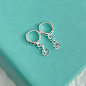 BRINCO ARGOLA COM PINGENTE DE PONTO DE LUZ ZIRCÔNIA CRISTAL. EM PRATA 925.