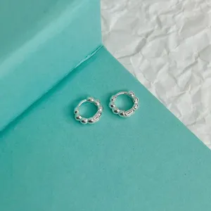 BRINCO ARGOLA BOLINHAS. TAMANHO P. EM PRATA 925.