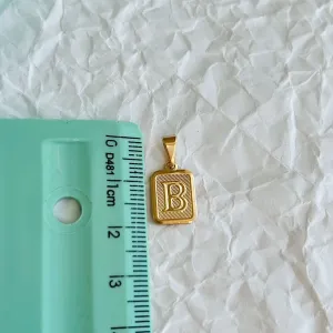 PINGENTE RETANGULAR DE LETRA H.  BANHADO A OURO 18K.