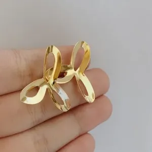 BRINCO FLOR COM 3 PÉTALAS. BANHADO A OURO 18K.