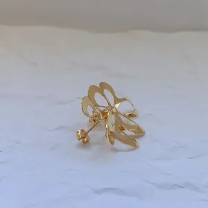 BRINCO FLOR COM 5 PÉTALAS. BANHADO A OURO 18K.
