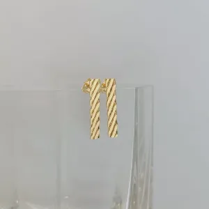 BRINCO BARRA TORCIDA. BANHADO A OURO 18K.