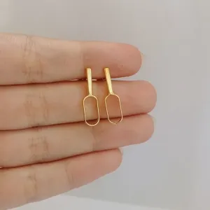 BRINCO MINIMALISTA OVAL COM BARRA. BANHADO A OURO 18K.
