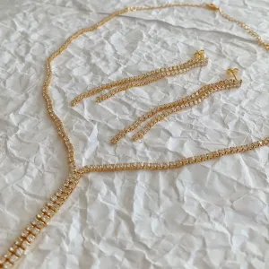 COLAR GRAVATINHA RIVIERA DUPLO. 45CM DE COMPRIMENTO E 6CM DE FIO DUPLO.BANHADO A OURO 18K.