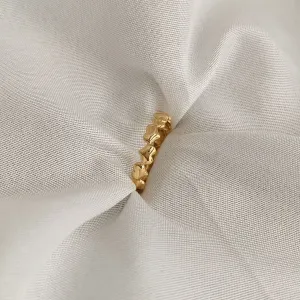 ANEL ALIANÇA CORAÇÕES OPOSTOS. BANHADO A OURO 18K.
