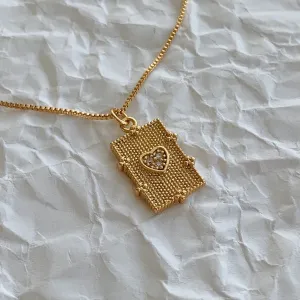 COLAR PLAQUINHA COM CORAÇÃO CRAVEJADO. 45CM DE COMPRIMENTO. BANHADO A OURO 18K.