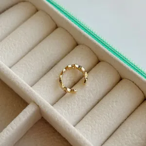 PIERCING BOLINHA ACHATADA. BANHADO A OURO 18K.