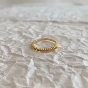 ANEL MEIA ALIANÇA CLÁSSICA. BANHADO A OURO 18K.