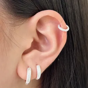 ARGOLA COM DETALHE TEXTURIZADO EM PRATA 925.