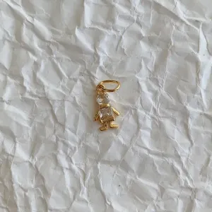 PINGENTE MENINO COM ZIRCÔNIA. BANHADO A OURO 18K.