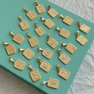 PINGENTE RETANGULAR DE LETRA J.  BANHADO A OURO 18K.