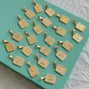 PINGENTE RETANGULAR DE LETRA P.  BANHADO A OURO 18K.