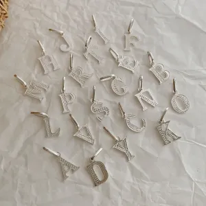 PINGENTE BÁSICO LETRA U. EM PRATA 925.