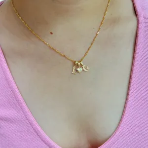 PINGENTE BÁSICO LETRA D. BANHADO A OURO 18K.