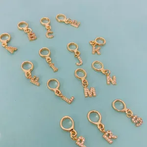 BERLOQUE DE LETRA J CRAVEJADO. BANHADO A OURO 18K.