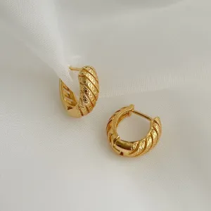 BRINCO ARGOLA 2 EM 1 (UM LADO TEXTURIZADO E OUTRO LISO). BANHADO A OURO 18K.
