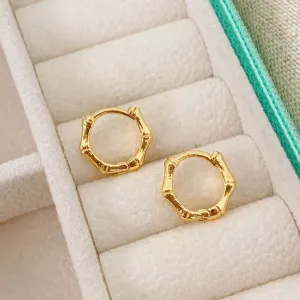 BRINCO ARGOLA BAMBOO. TAMANHO P. BANHADO A OURO 18K.