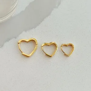 BRINCO ARGOLA EM FORMATO DE CORAÇÃO. TAMANHO P. BANHADO A OURO 18K.