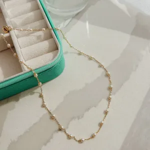 CHOKER MINI PÉROLAS. 35CM DE COMPRIMENTO E 5CM DE REGULAGEM. BANHADA A OURO 18K.