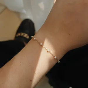 PULSEIRA MINI PÉROLAS. 17CM DE COMPRIMENTO E 5CM DE REGULAGEM. BANHADA A OURO 18K.