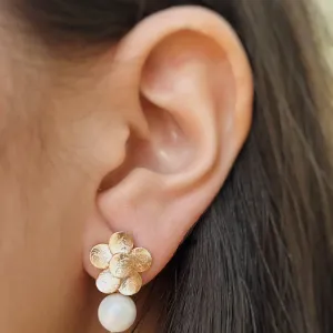 BRINCO FLOR E PÉROLA. BANHADO A OURO 18K.