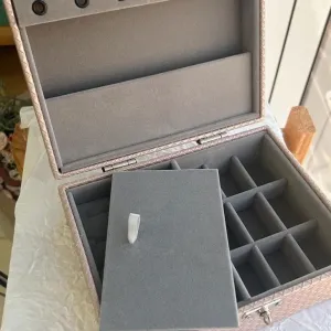 PORTA JOIAS VIP NA COR ROSA CLARO.