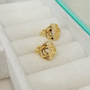 BRINCO ARGOLA FLOR. TAMANHO P. BANHADO A OURO 18K.