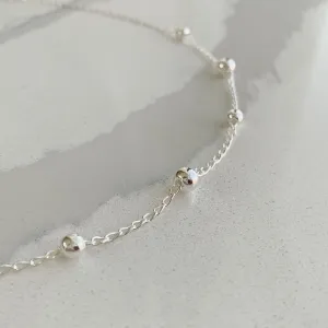 CHOKER DE ELOS COM 9 BOLINHAS. 35CM E 2CM DE REGULAGEM. EM PRATA 925.