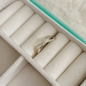 ANEL COM FIO CRAVEJADO E FLORZINHA. TAMANHO 14. EM PRATA 925