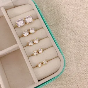 BRINCO PONTO DE LUZ CRISTAL. TAMANHO 10MM. BANHADO A OURO 18K.