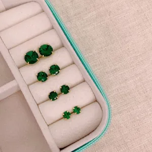 BRINCO PONTO DE LUZ ESMERALDA. TAMANHO 4MM. BANHADO A OURO 18K.