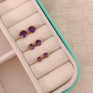 BRINCO PONTO DE LUZ ROXO. TAMANHO 4MM. BANHADO A OURO 18K.