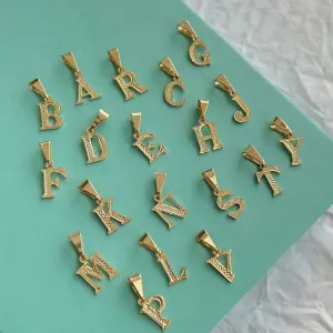 PINGENTE BÁSICO LETRA A. BANHADO A OURO 18K.