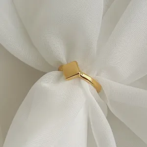 ANEL REGULÁVEL LOSANGO MINIMALISTA. TAMANHO 17. BANHADO A OURO 18K.